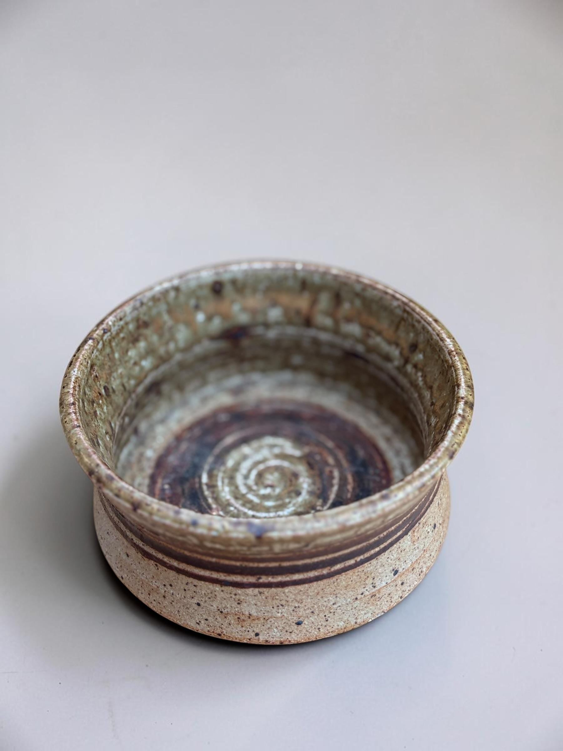 Tue Poulsen signed stoneware bowl in chamotte clay spiral glaze - Danish 1960s studio ceramic