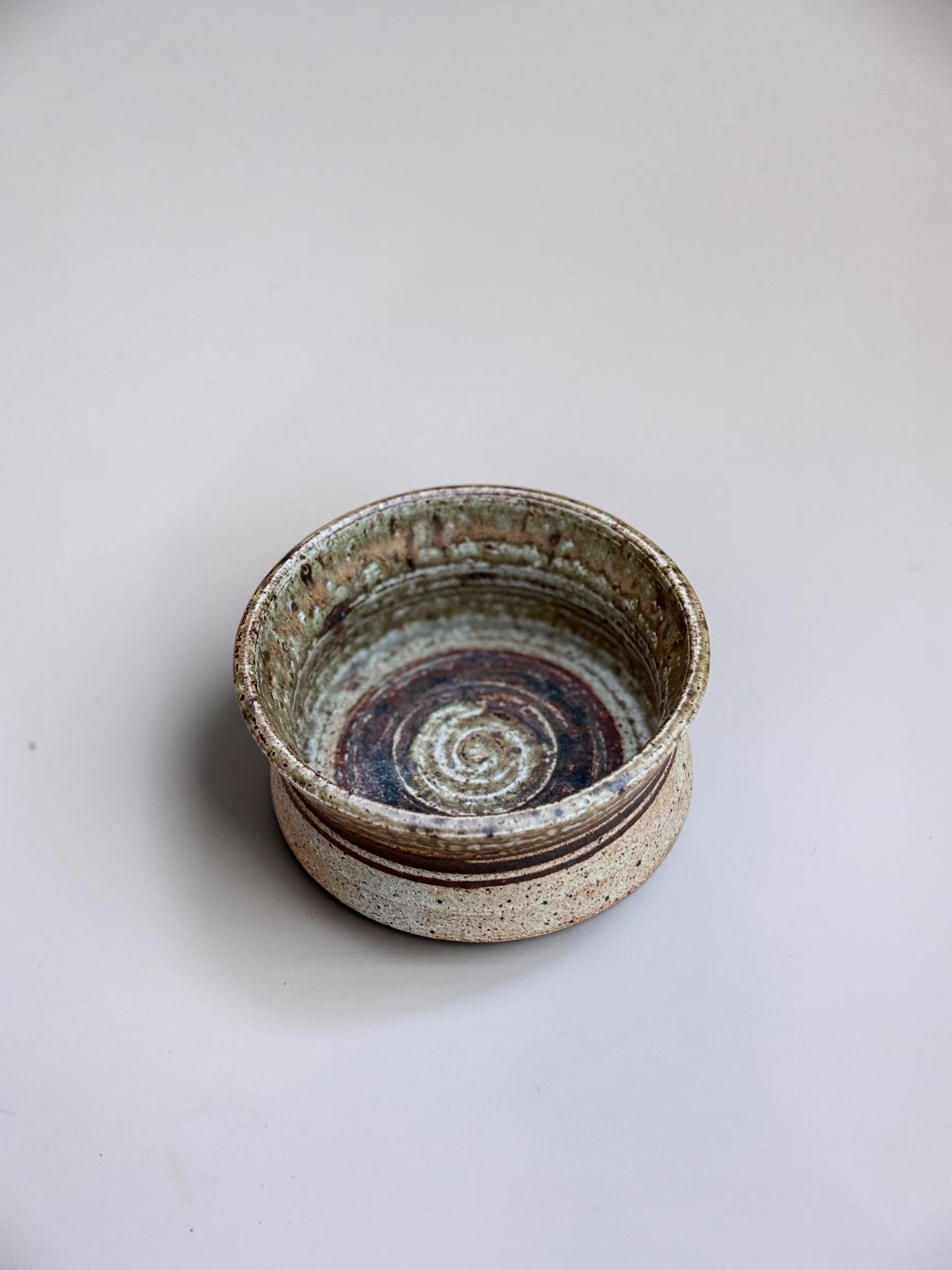 Tue Poulsen signed stoneware bowl in chamotte clay spiral glaze - Danish 1960s studio ceramic
