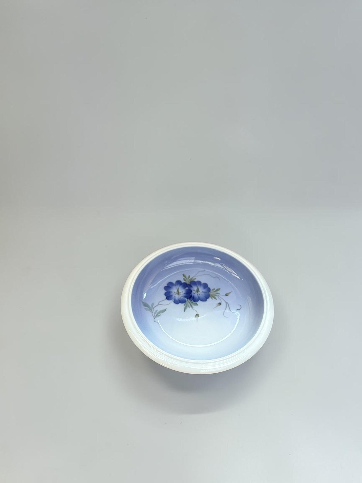 Royal Copenhagen vintage bowl with blue Bindweed flowers no 2800/2559