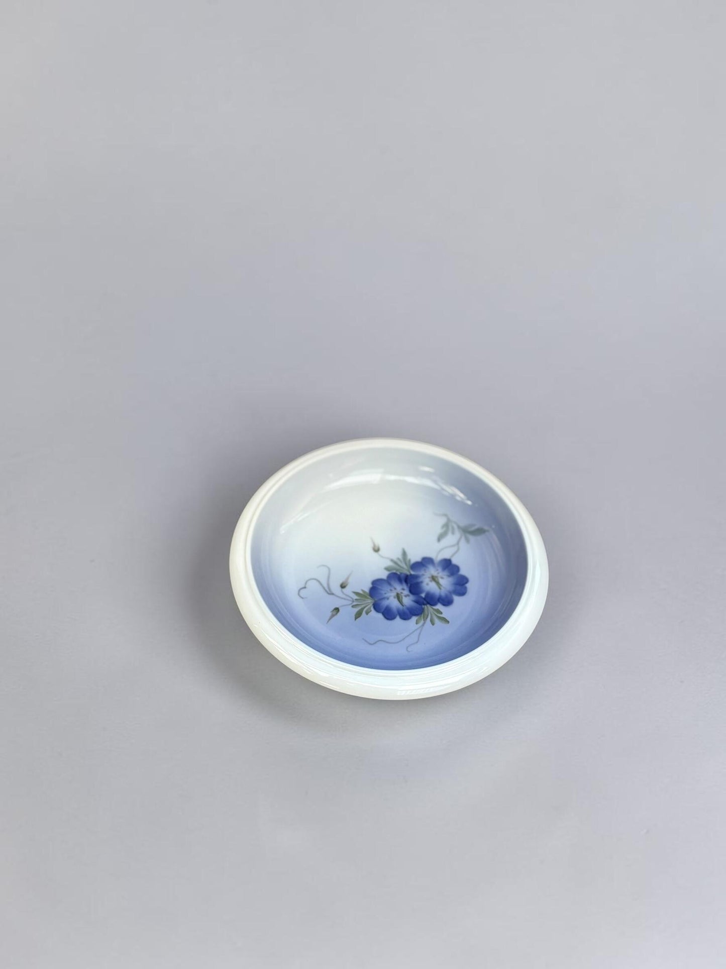 Royal Copenhagen vintage bowl with blue Bindweed flowers no 2800/2559