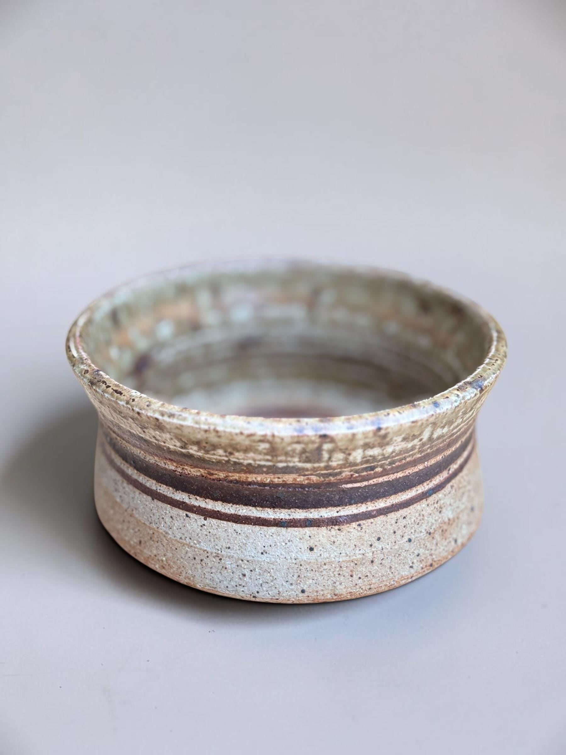 Tue Poulsen signed stoneware bowl in chamotte clay spiral glaze - Danish 1960s studio ceramic