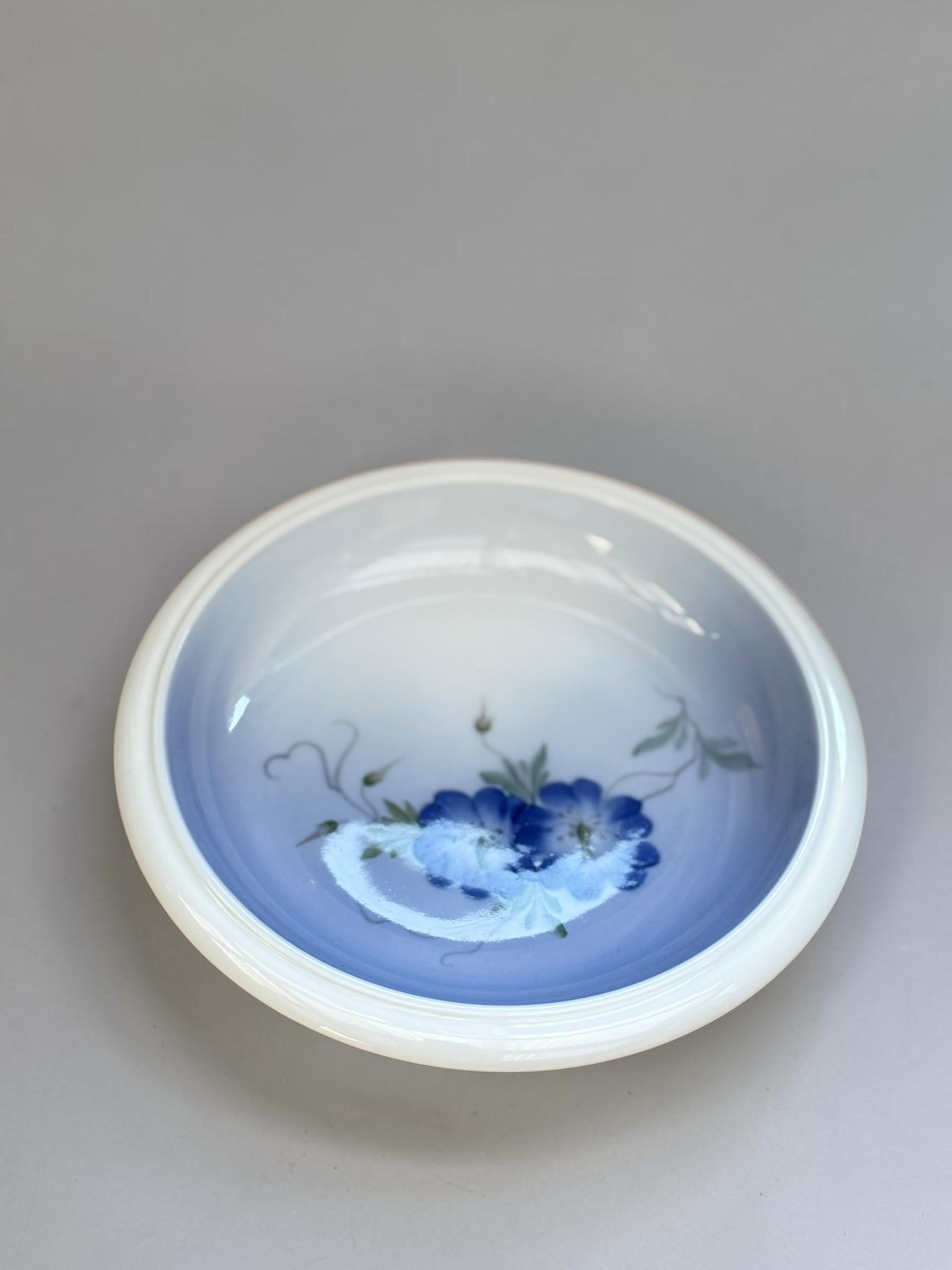 Royal Copenhagen vintage bowl with blue Bindweed flowers no 2800/2559