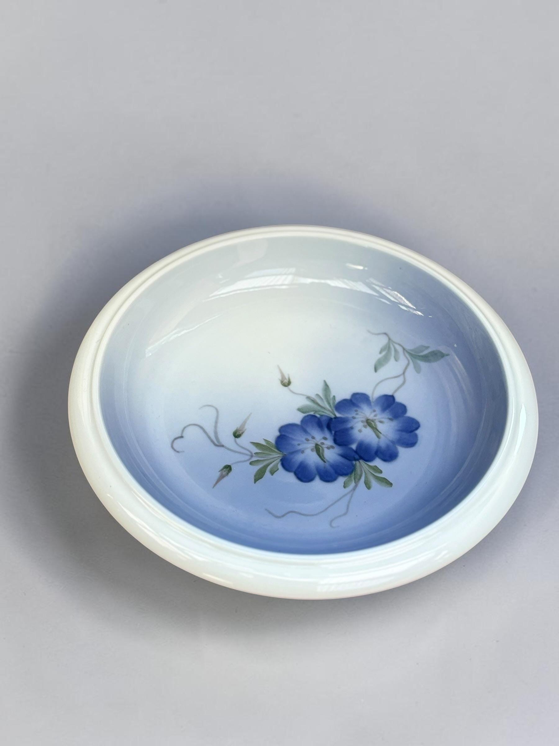 Royal Copenhagen vintage bowl with blue Bindweed flowers no 2800/2559